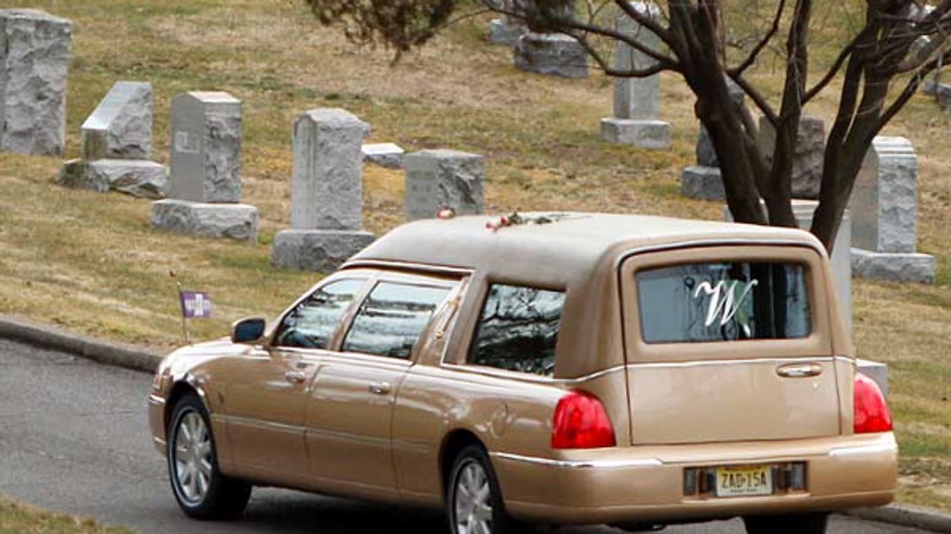 Der Leichenwagen mit dem Sarg auf dem Fairview Friedhof.