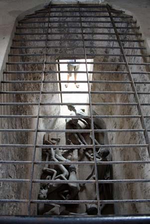 Wie Tiere waren die Gefangenen auf Con Dao eingepfercht. Für Touristen sind diese Szenen mit Figuren nachgestellt.
