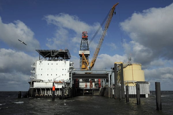 Die Bohrinsel Mittelplate vor Cuxhaven in der Nordsee
