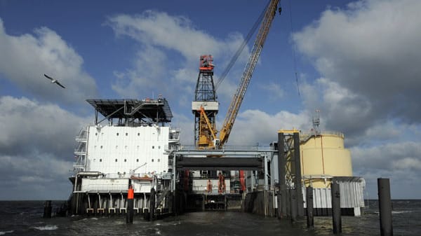 Die Bohrinsel Mittelplate vor Cuxhaven in der Nordsee