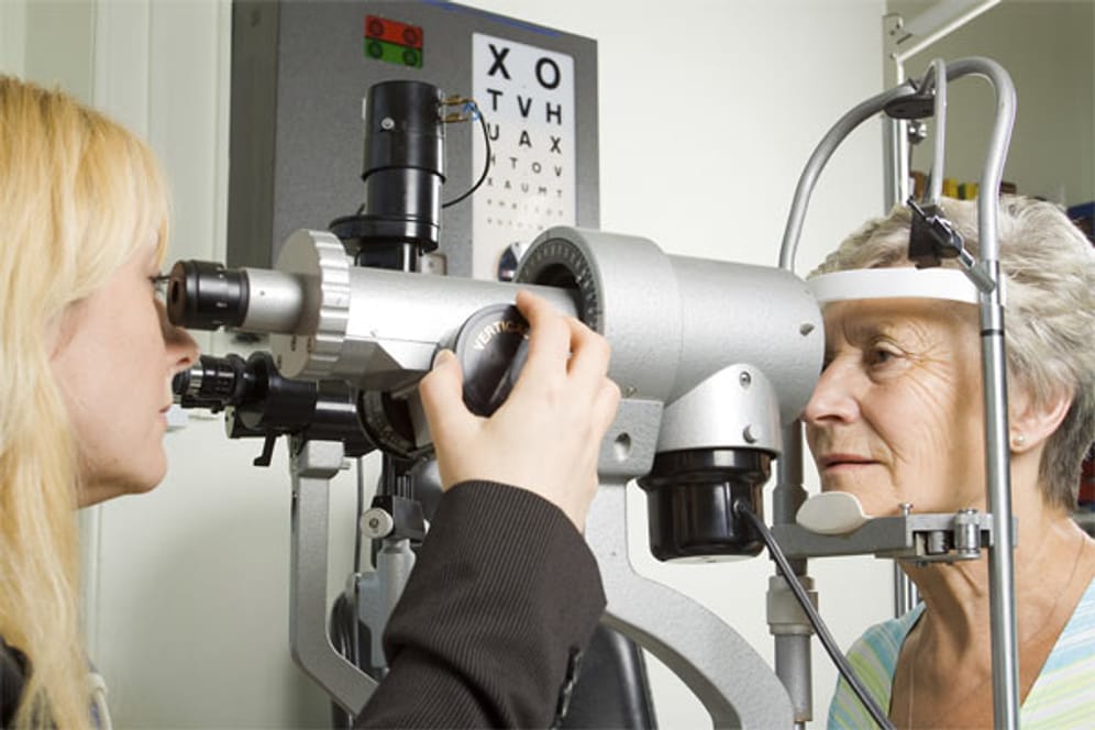 Ab dem 65. Lebensjahr sollten die Augen alle ein bis zwei Jahre untersucht werden.