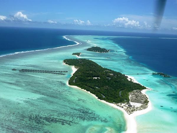 Sie übernachten im Hotel Sun Island Resort & Spa, einem Viersterne-Resort im Ari-Atoll. Die Lage des Hotels lädt zum Strandspaziergang ein. Denn Sun Island ist gerade mal 1600 mal 380 Meter groß.
