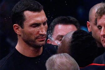 Dereck Chisora bespuckt Wladimir Klitschko (li.) vor dem Kampf gegen Vitali.