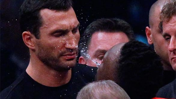 Dereck Chisora bespuckt Wladimir Klitschko (li.) vor dem Kampf gegen Vitali.