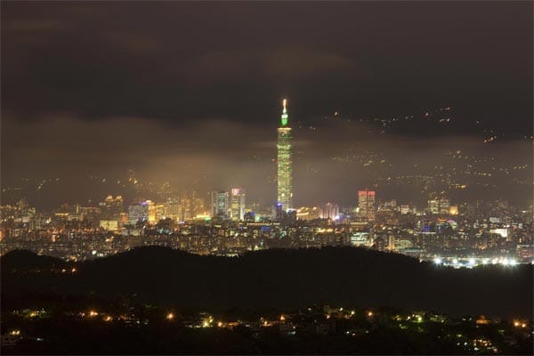 Die Skyline von Taipeh - in der Mitte der 509 Meter hohe Taipei 101. Die Skyline von Taipeh - in der Mitte der 509 Meter hohe Taipei 101.