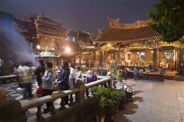 Der berühmte Longshan-Tempel mit seinen prächtigen Ornamenten. Der berühmte Longshan-Tempel mit seinen prächtigen Ornamenten.