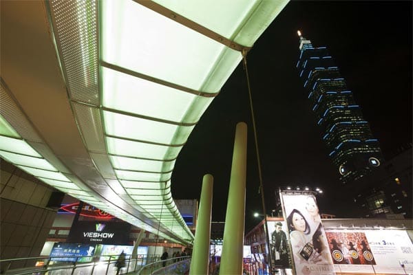 Blick aus einem Shoppingcenter zum Taipei 101. Blick aus einem Shoppingcenter zum Taipei 101.