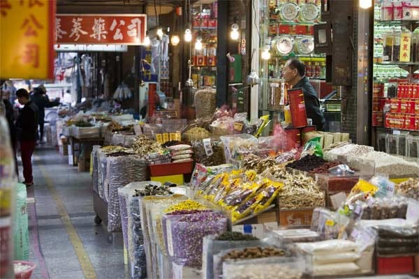 Im Viertel Dadaocheng rund um die Dihua Street reihen sich Tempel, mobile Kochstände und Straßenapotheken aneinander. Im Viertel Dadaocheng rund um die Dihua Street reihen sich Tempel, mobile Kochstände und Straßenapotheken aneinander.