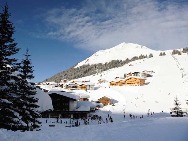 Blick auf den österreichischen Ort Lech - das Skigebiet, in dem sich Frisos Skiunfall ereignete.