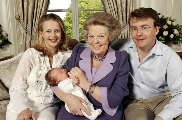 Porträt von Königin Beatrix, ihrem zweiten Sohn Prinz Johan Friso und dessen Frau Prinzessin Mabel sowie deren gemeinsamer Tochter Luana aus dem Jahr 2005.