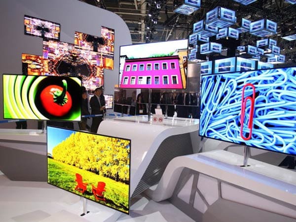 OLED-Bildschirme auf der Messe CES im Januar 2012: OLED-Fernseher zeigen aus jeder Blickposition enorm leuchtende Farben.