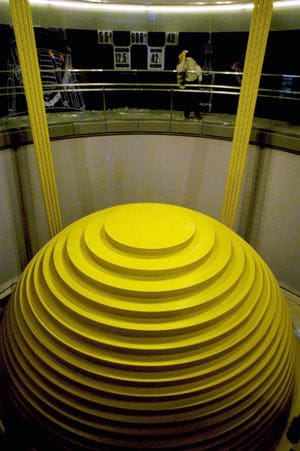 Diese vergoldete Stahlkugel befindet sich im Taipei 101 zwischen dem 88. und 92. Stockwerk. Mit einem Gewicht von 650 Tonnen stabilisiert sie größere Schwankungen des Hochhauses, die Erdbeben oder Stürme verursachen. Diese vergoldete Stahlkugel befindet sich im Taipei 101 zwischen dem 88. und 92. Stockwerk. Mit einem Gewicht von 650 Tonnen stabilisiert sie größere Schwankungen des Hochhauses, die Erdbeben oder Stürme verursachen.