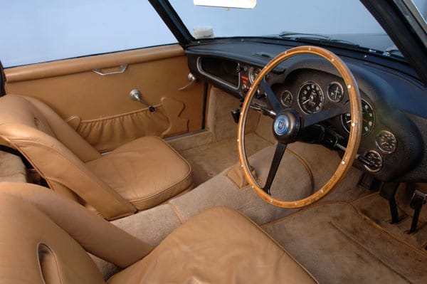Der Innenraum ist im DB4 GT Zagato in edlem Braunton gehalten.