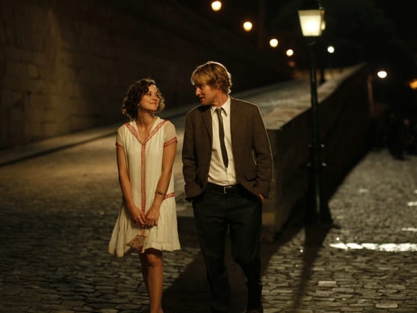 "Midnight in Paris": Es ist schon verblüffend, mit welcher Regelmäßigkeit Woody Allen Jahr für Jahr kleinere und größere Filmjuwelen in die Kinos bringt. Absolut zu Letzteren gehört diese - wie gewohnt bis in kleinste Rollen mit Stars gespickte - märchenhafte Romanze. Ein Film, wie ein Frühlingsregen in Paris.