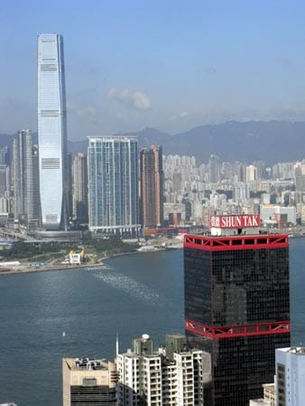 Die höchstgelegenen Hotelzimmer gibt es im Ritz Carlton Hongkong: Die 312 Zimmer und Suiten sind in den Etagen 102 bis 118 eines 490 Meter hohen Wolkenkratzers untergebracht. Nirgendwo sonst können Sie derzeit so hoch logieren.