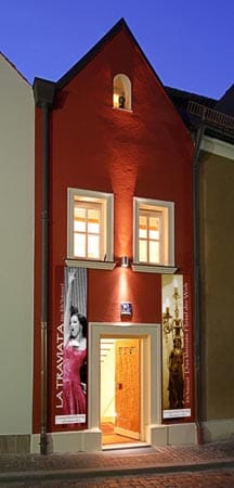 Zwei Rekorde vereint das Eh'häusl in Amberg miteinander. Mit Platz für maximal zwei Personen ist die Luxus-Eremitage in der Oberpfalz das kleinste Hotel der Welt. Ihrer geringen Breite von nur 2,5 Meter verdankt sie zudem das Prädikat des schmälsten Quartiers.