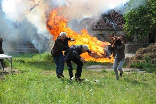 Gleich zu Beginn des "Tatort" fährt Polizei-Assistentin Julia (Sylta Fee Wegmann) mit den Kommissaren Leitmayr (Udo Wachtveitl) und Batic (Miroslav Nemec) zu einem brennenden Auto. Vor Ort verfolgen sie einen Verdächtigen.