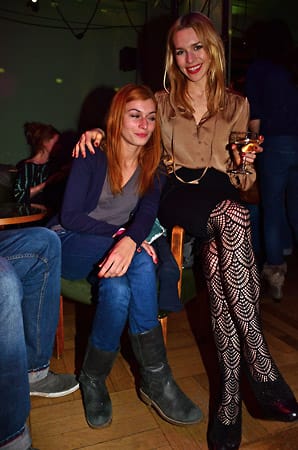 Sylta (l.) hier zur Abwechslung mal mit rotem Haar. Das Foto zeigt sie Ende Januar bei der Aftershow-Party einer Filmpremiere in Berlin.