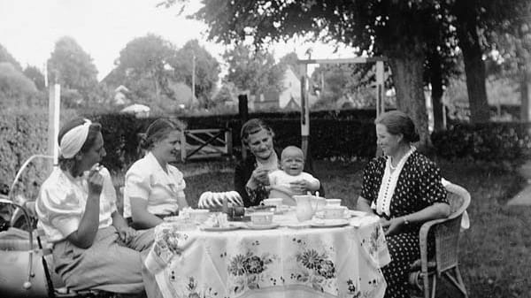 Diese Aufnahme stammt aus dem Jahr 1940 und zeigt den in diesem Jahr geborenen Joachim auf dem Schoß seiner Großmutter Antonie.