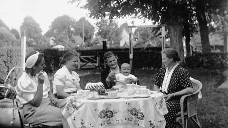 Diese Aufnahme stammt aus dem Jahr 1940 und zeigt den in diesem Jahr geborenen Joachim auf dem Schoß seiner Großmutter Antonie.
