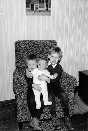 Die junge Familie bekommt vier Kinder. Im Bild: Christian, Martin und Gesine.