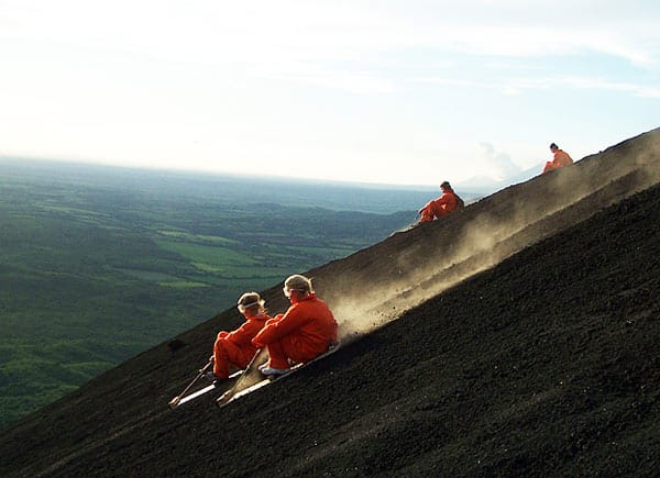 Abgefahrene Abfahrten mit Adrenalin-Garantie gibt es am Cerro Negro in Nicaragua. Per Schlitten oder umfunktioniertem Skateboard rasen die Abenteurer mit 30 Stundenkilometer die Hänge hinab.