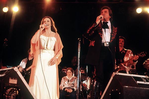 Dieses Bild zeigt das Ehepaar Cash und Carter während ihres Auftritts am 24. April 1981 in Frankfurt am Main. Johnny Cash starb nur vier Monate nach seiner geliebten June. Beide sind nebeneinander in der Nähe seines Wohnhauses in Hendersonville bestattet.