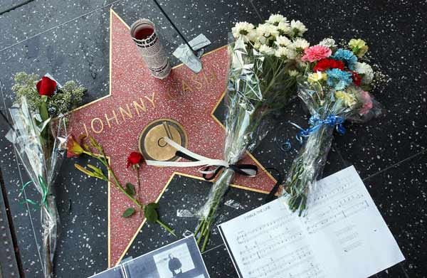 Blumen, Musikstücke und Fotos liegen auf dem Stern des verstorbenen Country-Musikers auf Hollywoods Walk of Fame. Cash ist am Morgen des 12. September 2003 im Alter von 71 Jahren an den Folgen einer schweren Diabetes in einem Krankenhaus in Nashville gestorben.