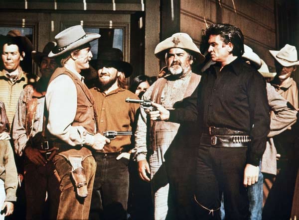 Auch an diversen Film-Produktionen hat er mitgewirkt. Hier ist Johnny Cash (r.) in einer Filmszene aus "Duell in Mexiko" (1971) mit Kirk Douglas (l.) zu sehen.