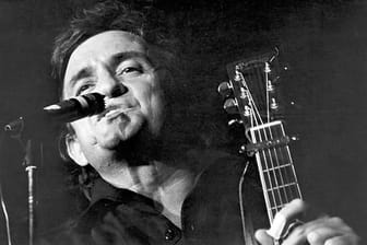 Er ist der nach wie vor der unangefochtene "King of Country Music" - Johnny Cash war das Idol von gleich mehreren Generationen. 2003 starb der Musiker, Schauspieler und Entertainer im Alter von 71 Jahren.