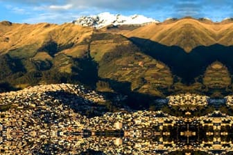Quito liegt in einem über 2850 Meter hohem Becken der Anden.
