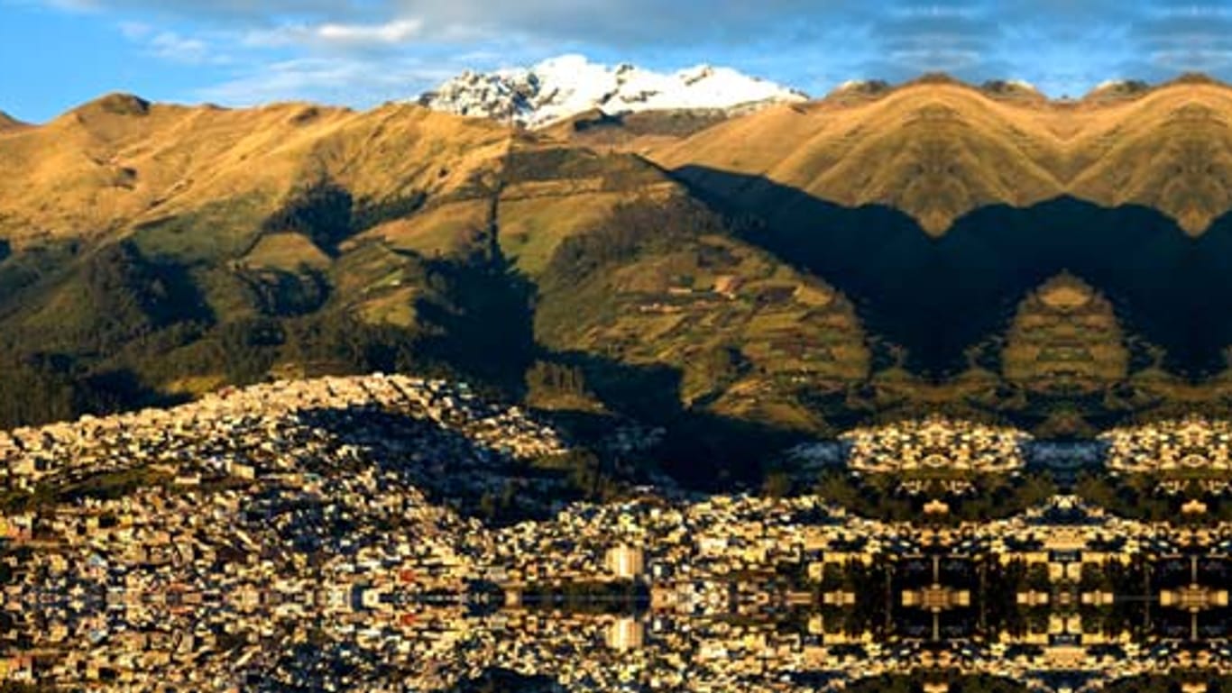 Quito liegt in einem über 2850 Meter hohem Becken der Anden.