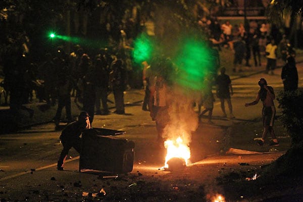 Schwere Ausschreitungen auf den Straßen von Saint-Denis de la Réunion