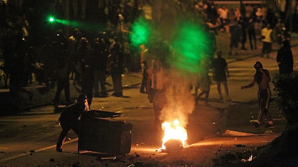 Schwere Ausschreitungen auf den Straßen von Saint-Denis de la Réunion