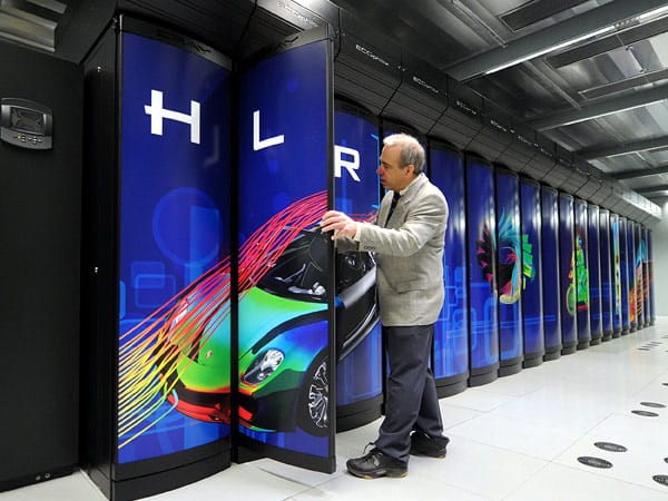 Supercomputer "Hermit" wird am 24. Februar 2012 an der Universität Stuttgart in Betrieb genommen.