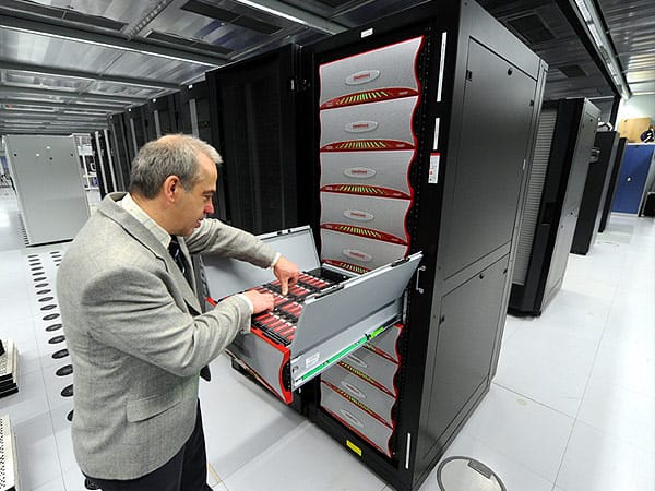Supercomputer "Hermit" wird am 24. Februar 2012 an der Universität Stuttgart in Betrieb genommen.