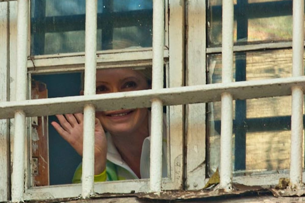 Seit Oktober 2011 ist die die frühere Regierungschefin der Ukraine, Julia Timoschenko, hinter Gittern. Wegen angeblichen Amtsmissbrauchs wurde sie zu sieben Jahre Haft verurteilt. Derzeit muss sie sich in einem zweiten Verfahren wegen Steuerhinterziehung und Veruntreuung verantworten. Beide Prozesse gelten als politisch motiviert.