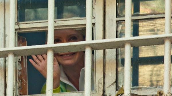 Seit Oktober 2011 ist die die frühere Regierungschefin der Ukraine, Julia Timoschenko, hinter Gittern. Wegen angeblichen Amtsmissbrauchs wurde sie zu sieben Jahre Haft verurteilt. Derzeit muss sie sich in einem zweiten Verfahren wegen Steuerhinterziehung und Veruntreuung verantworten. Beide Prozesse gelten als politisch motiviert.