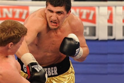 Marco Huck bringt Alexander Powetkin an den Rand einer Niederlage, kann aber nicht gewinnen.