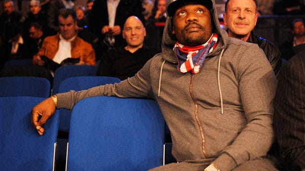 Gast am Ring ist auch Dereck Chisora. Er wird nach den Vorkommnissen beim seinem Kampf gegen Vitali Klitschko vom Publikum ausgepfiffen.