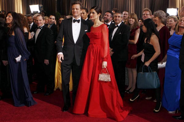 Wir gratulieren Herrn Colin Firth zum besten Hauptdarsteller des Vorjahres! Aber mal ehrlich, was hat sich der Designer Valentino beim dem Kostüm seiner Frau gedacht. Bei Livia Giuggioli hätte man locker auf Brusthöhe noch ein Beet mit roten Geranien anlegen können. Wir sagen: Völlig misslungen.