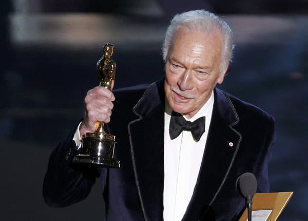 And the Oscar goes to… Christopher Plummer! Der 82-Jährige Schauspieler ist der älteste Gewinner aller Zeiten. Überzeugen konnte er mit seiner Darstellung als Ewan McGregors Vater mit spätem Coming-Out in dem Filmdrama „Beginners“.