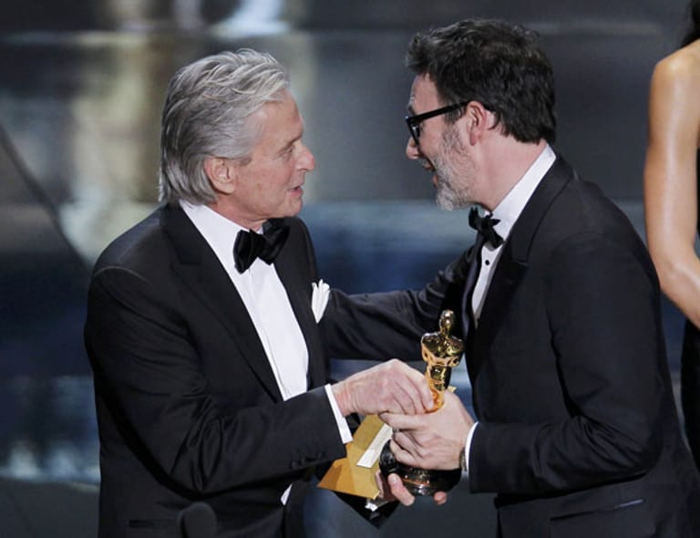 Michael Douglas überreicht den Goldjungen an Michel Hazanavicius. Der Franzose erhält die Auszeichnung für die „Beste Regie“ für den Stummfilm „The Artist“.