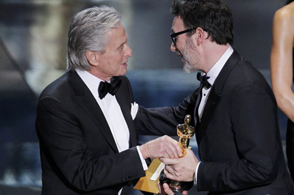 Michael Douglas überreicht den Goldjungen an Michel Hazanavicius. Der Franzose erhält die Auszeichnung für die „Beste Regie“ für den Stummfilm „The Artist“.