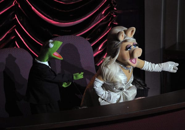 Ganz in der Manier ihrer Kollegen Waldorf & Statler kommentierten die beiden Muppet-Figuren Kermit und Miss Piggy das Geschehen von einer Loge aus. Der Song "Man or Muppet" aus dem aktuellen Film "The Muppets" wurde in der Kategorie "Bester Filmsong" ausgezeichnet.