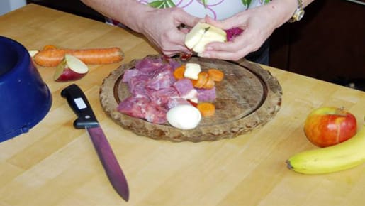 Es darf gemischt werden. Fleisch sollte aber Hauptbestandteil bleiben