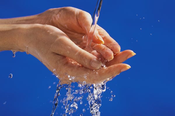 Beim Händewaschen spielt die Wassertemperatur keine Rolle.