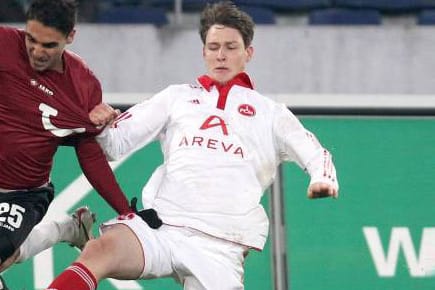 Philipp Wollscheid (re.) vom 1. FC Nürnberg ist der Zweikampf-König der Bundesliga.