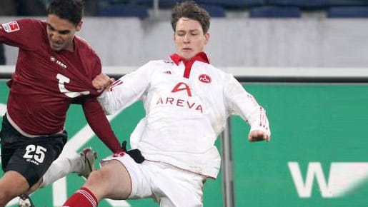 Philipp Wollscheid (re.) vom 1. FC Nürnberg ist der Zweikampf-König der Bundesliga.