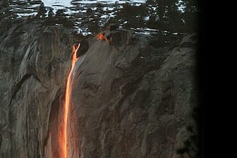 Seltenes Naturschaupiel: Für zwei Wochen im Februar zeigt sich mit etwas Glück der Horsetail-Wasserfall bei richtiger Sonneneinstrahlung feuerrot.